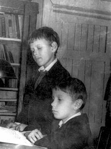 С младшим братом Олегом, 1970