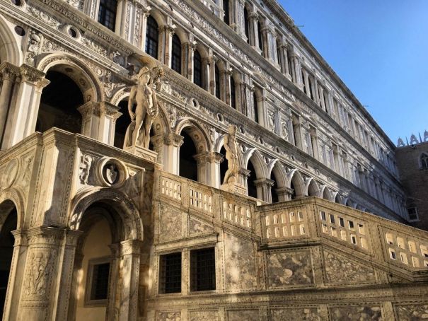 И по этой лестнице наверх и внутрь И по этой лестнице наверх и внутрь