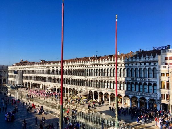 Напрааааво! Музей... Напрааааво! Музей...