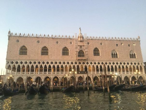 Дворец Дожей со стороны моря. Что ж, тут и сходим на берег. Дворец Дожей со стороны моря. Что ж, тут и сходим на берег.