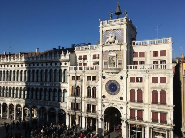 Еще правее! Часовая башня св.Марка. Каждый час эти прЫлестные мужчины наверху бьют в колокол. Еще правее! Часовая башня св.Марка. Каждый час эти прЫлестные мужчины наверху бьют в колокол.
