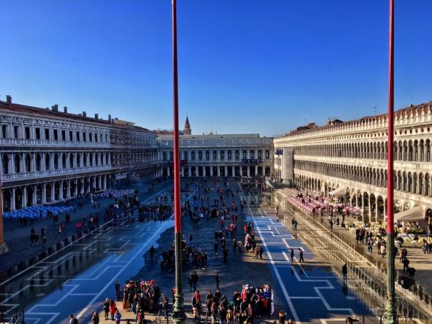 Заберемся повыше и оглядимся. Вооот! И площадь как на ладони. Заберемся повыше и оглядимся. Вооот! И площадь как на ладони.