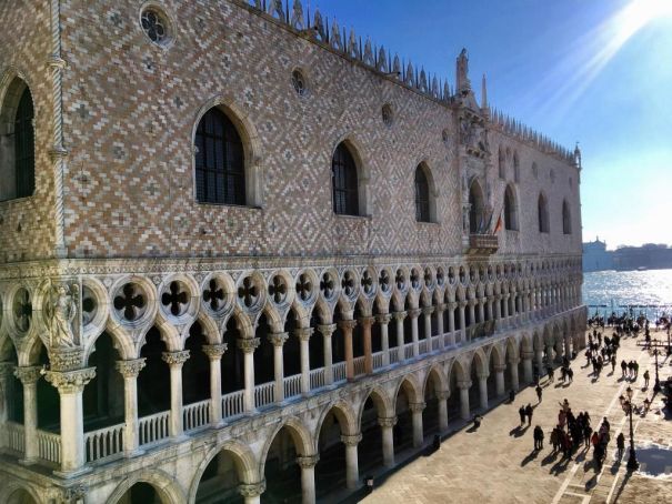 А вот и дворец Дожей. Нам туда... спустимся только... А вот и дворец Дожей. Нам туда... спустимся только...