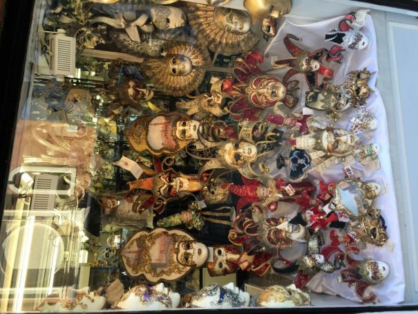 Немножко масок. Вру, масок немножко не бывает, тут их кучи, но только до двух витрин дошли руки сфотографировать. Немножко масок. Вру, масок немножко не бывает, тут их кучи, но только до двух витрин дошли руки сфотографировать.