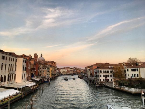 Не могу отделать от чувства, будто смотрю на картину. Не могу отделать от чувства, будто смотрю на картину.