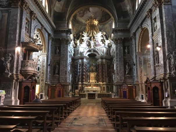 но мы не будем переходить, а вместо этого заглянем в церковь Chiesa Santa Maria di Nazareth (фотографировать в церквях разрешается). Снаружи фото нет, ибо на тот момент она была на реставрации и целиком обтянута. но мы не будем переходить, а вместо этого заглянем в церковь Chiesa Santa Maria di Nazareth (фотографировать в церквях разрешается). Снаружи фото нет, ибо на тот момент она была на реставрации и целиком обтянута.