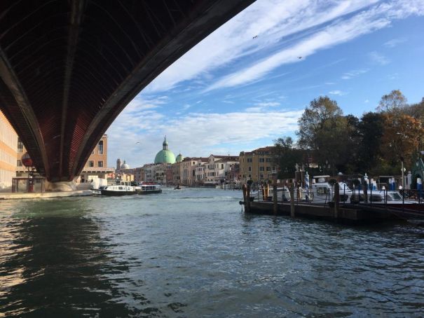 А начнем мы с моста Конституции, ну сперва под ним... А начнем мы с моста Конституции, ну сперва под ним...