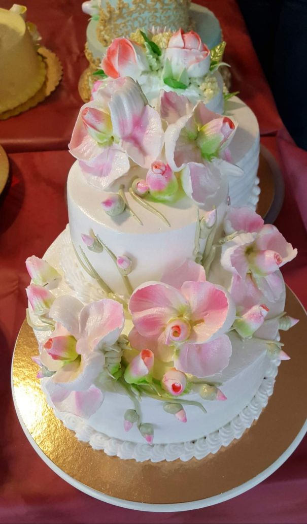 Нас, дорогих и милых, красивых и незаменимых:  мамочек, жен, сестренок, тетушек, бабушек, богинь очага, просто классных подружек и соседок, с международным женским днем 8 марта! Желаю никогда не унывать, не терять терпения, женской силы и вечной молодости в душе. Никогда не терять умения любить и прощать. Чтоб доброта и  красота наших сердец согревали нашу планету! С праздником дорогие мои! .